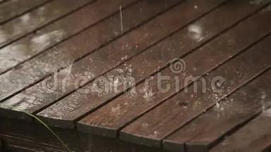 雨滴落在木制的户外露台上